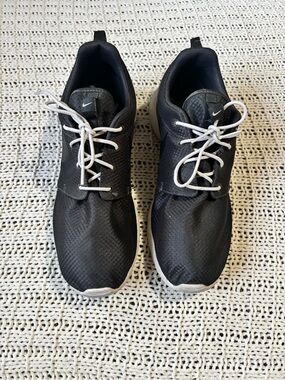 Nike Men’s Black Sneakers with White Laces